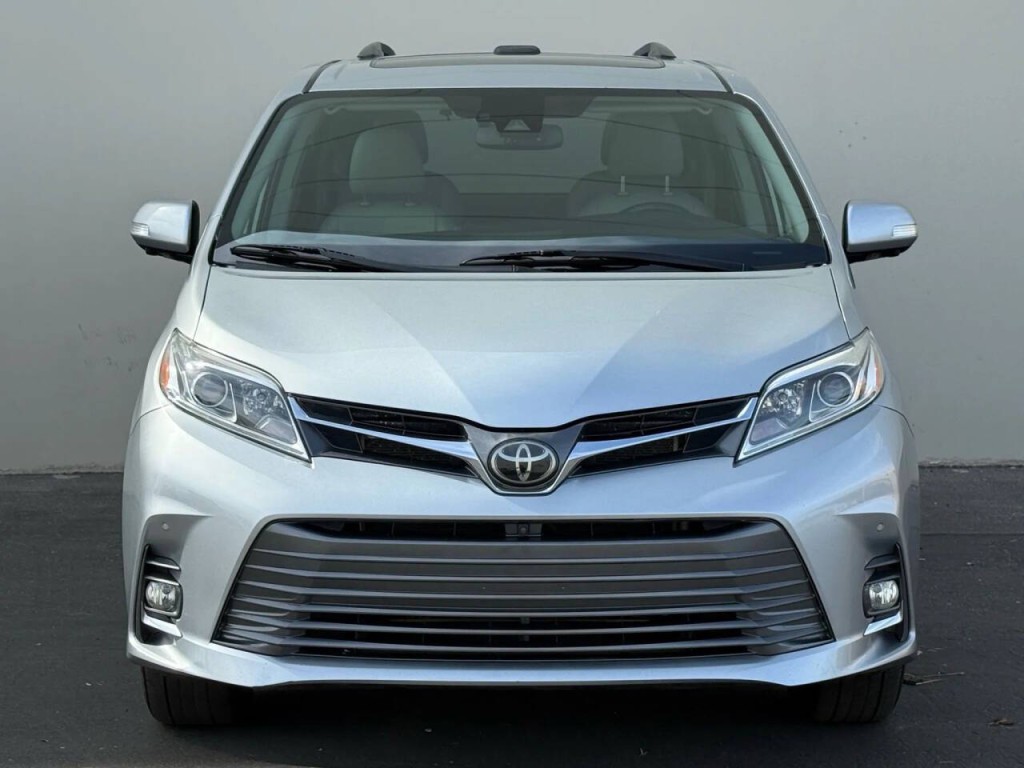 2020 Toyota Sienna Image 2