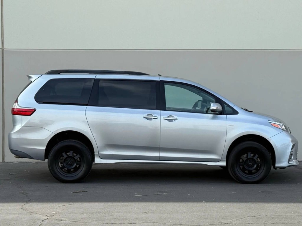 2020 Toyota Sienna Image 4