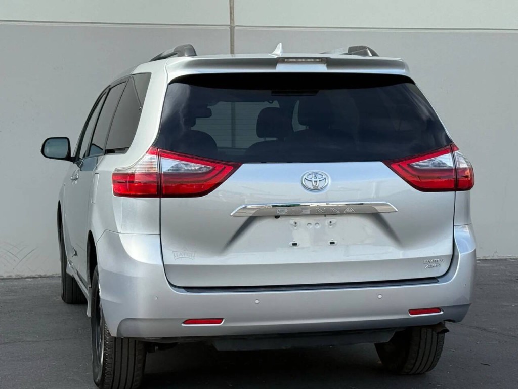 2020 Toyota Sienna Image 6