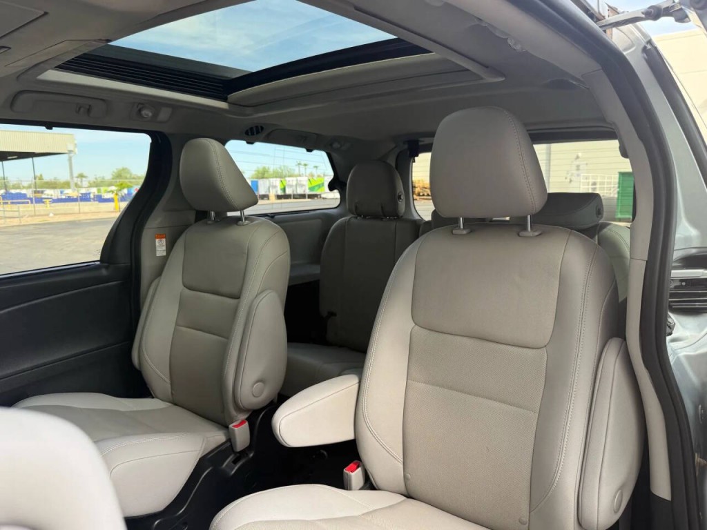 2020 Toyota Sienna Image 16