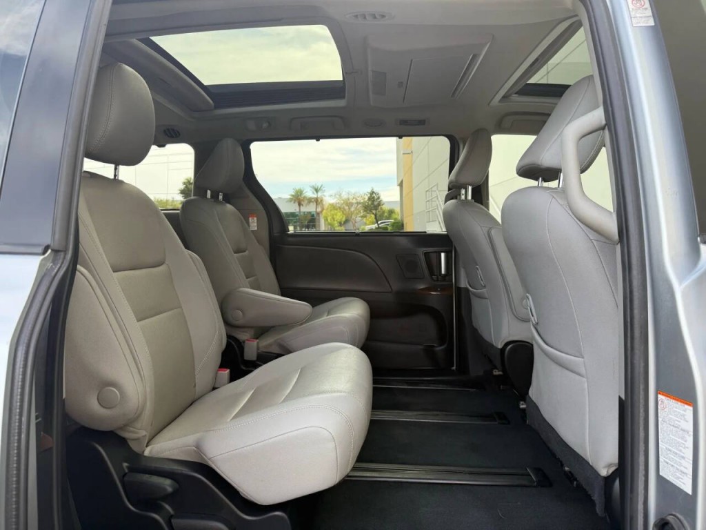 2020 Toyota Sienna Image 17