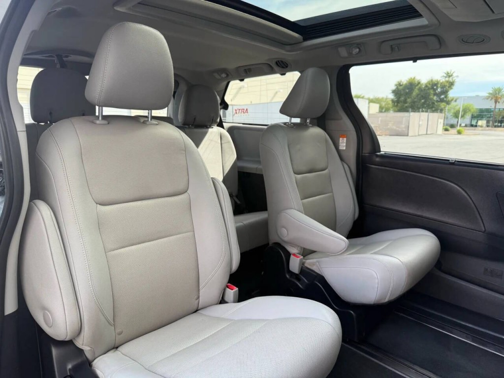 2020 Toyota Sienna Image 18