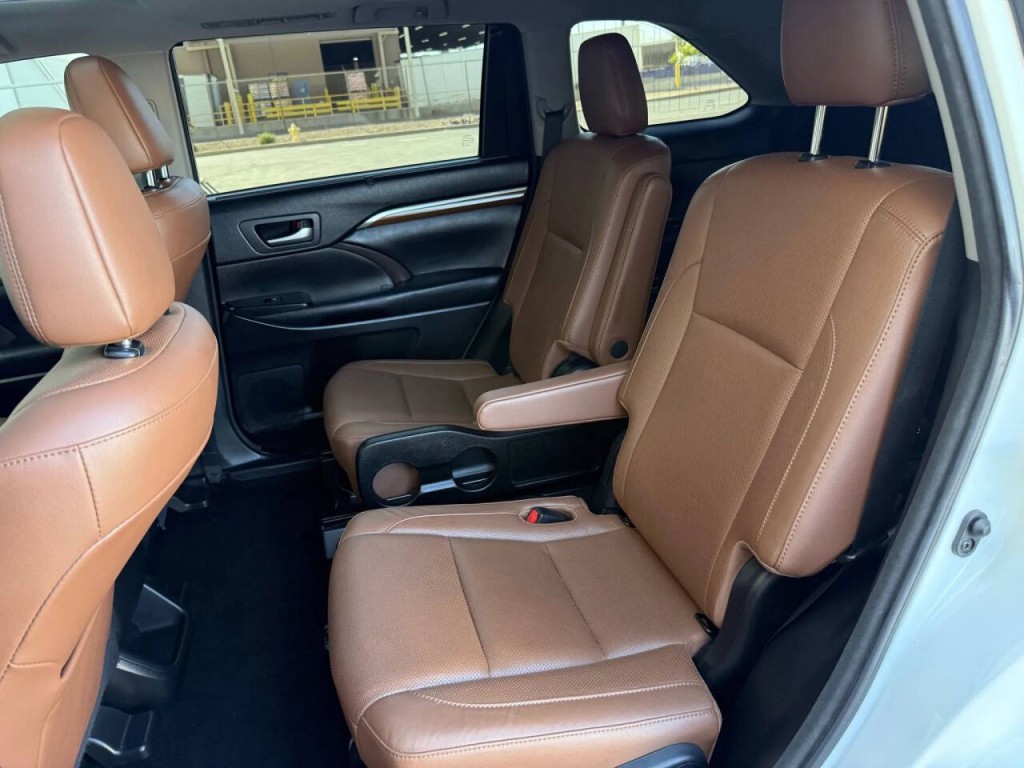 2018 Toyota Highlander Image 16