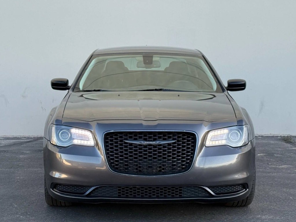2021 Chrysler 300 Image 2