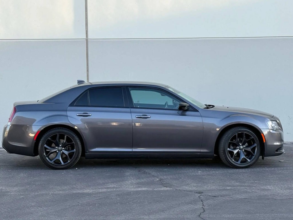 2021 Chrysler 300 Image 4