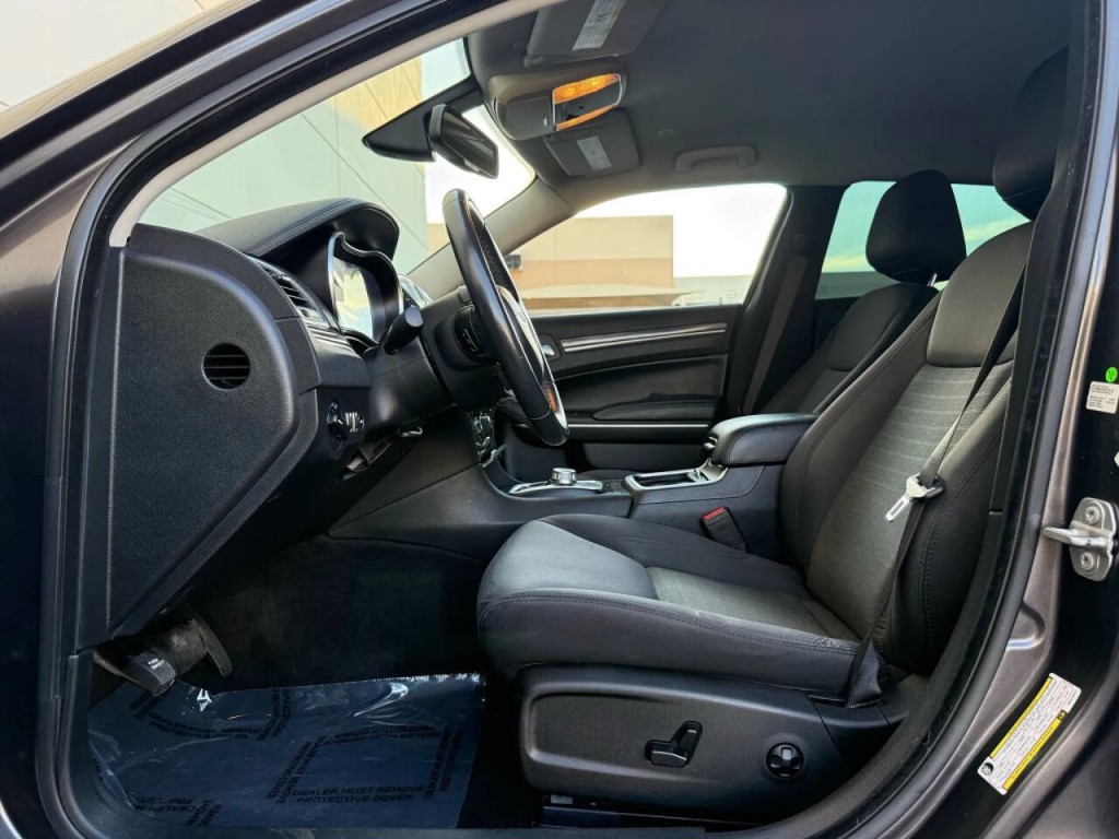 2021 Chrysler 300 Image 9