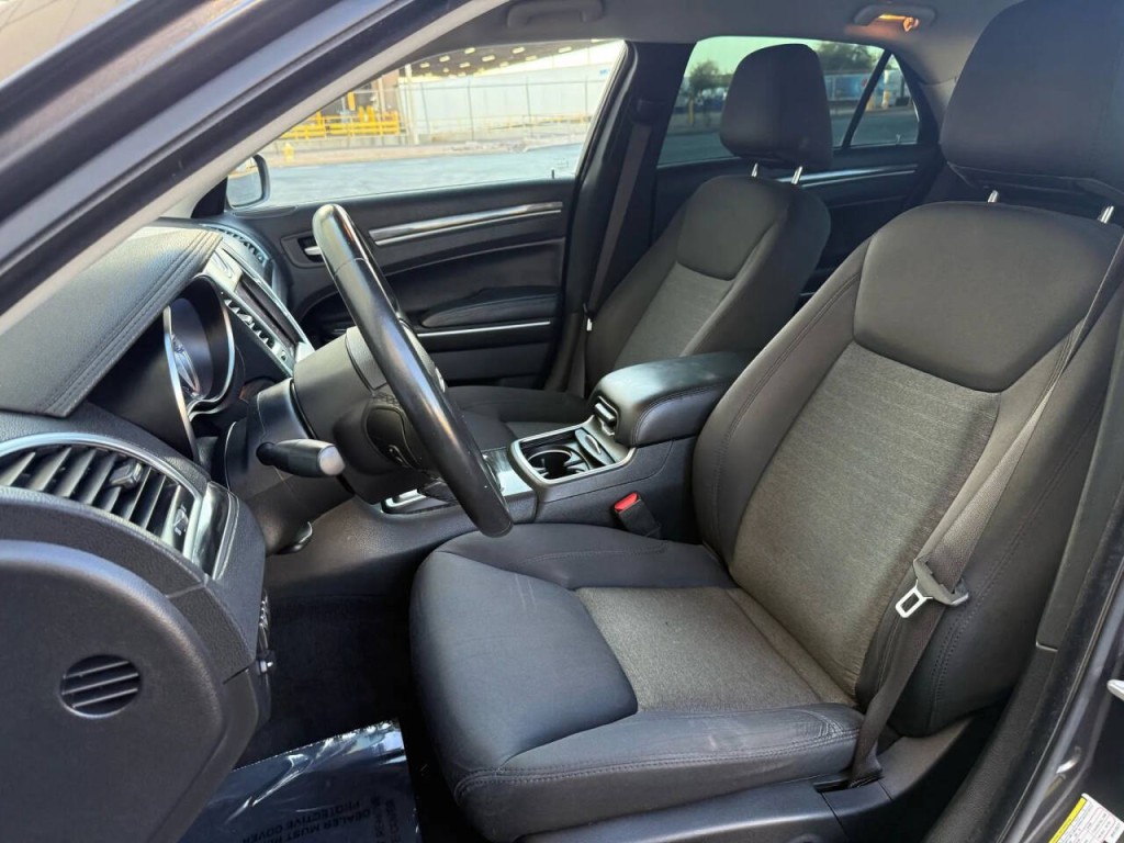 2021 Chrysler 300 Image 11