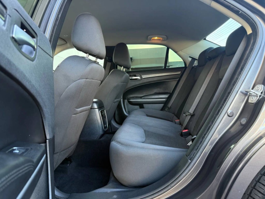2021 Chrysler 300 Image 14