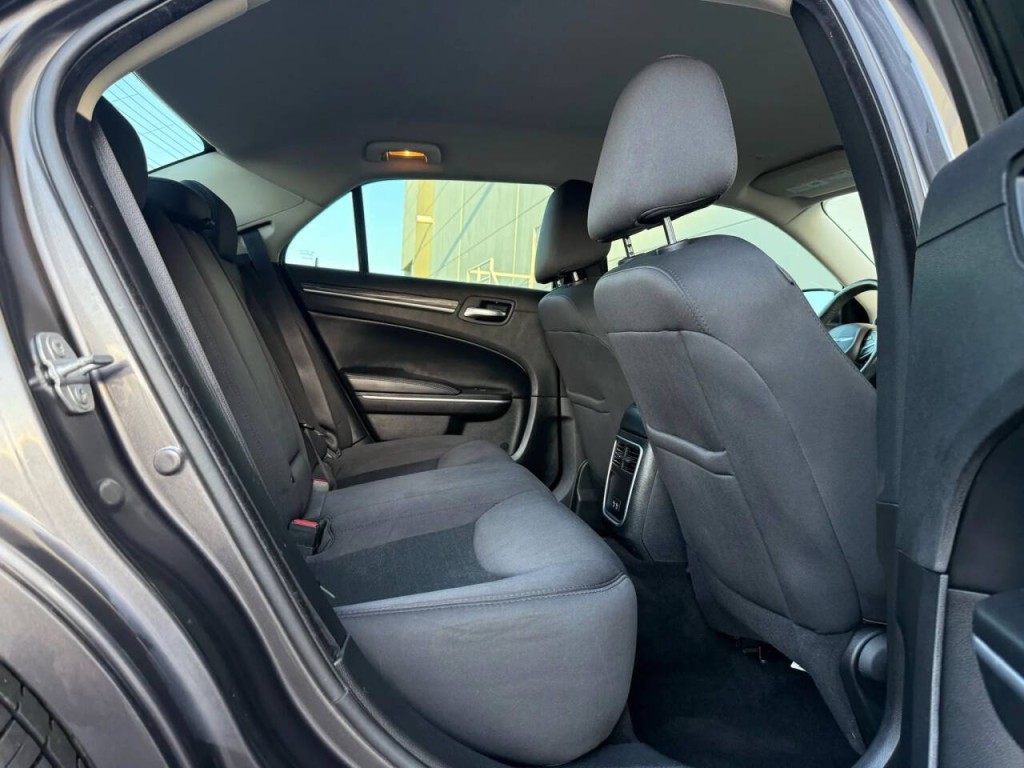 2021 Chrysler 300 Image 16