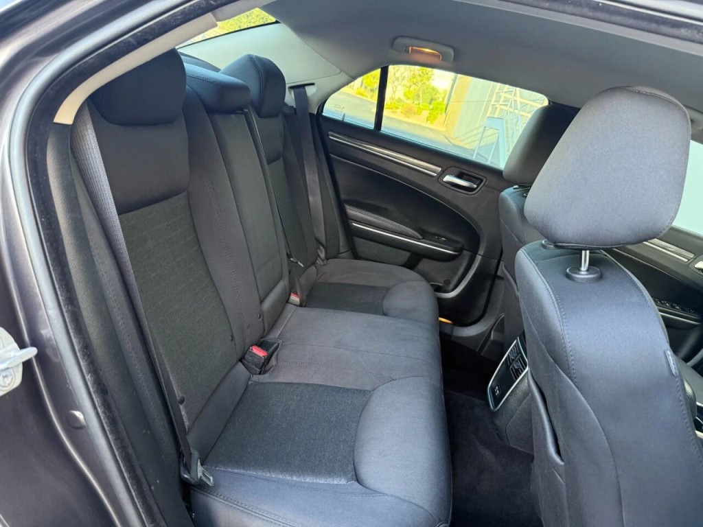 2021 Chrysler 300 Image 17
