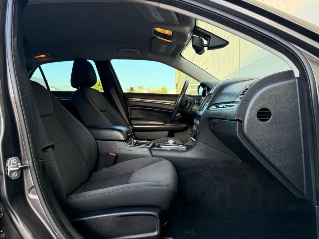 2021 Chrysler 300 Image 18