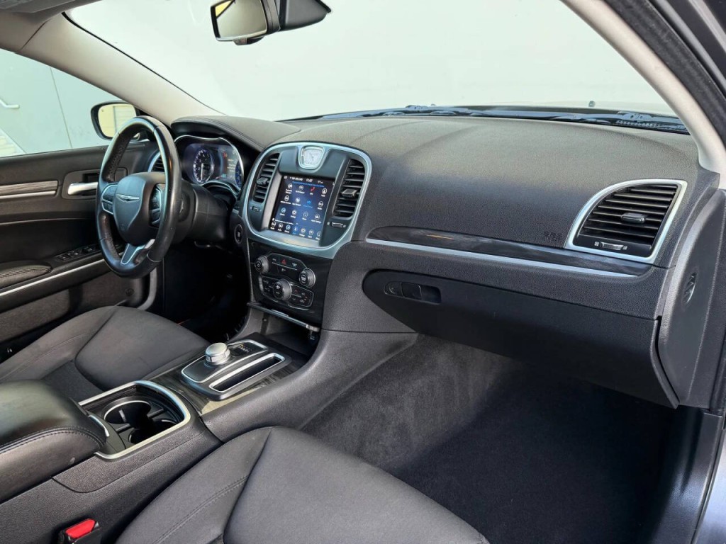 2021 Chrysler 300 Image 19