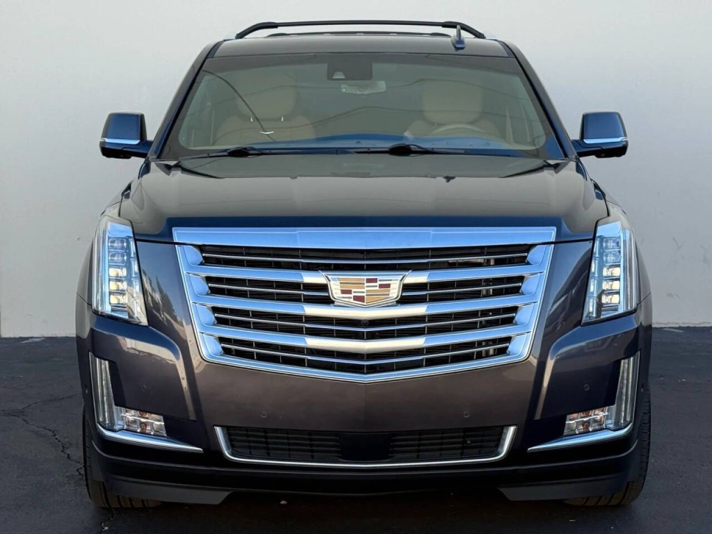 2017 Cadillac Escalade Image 2
