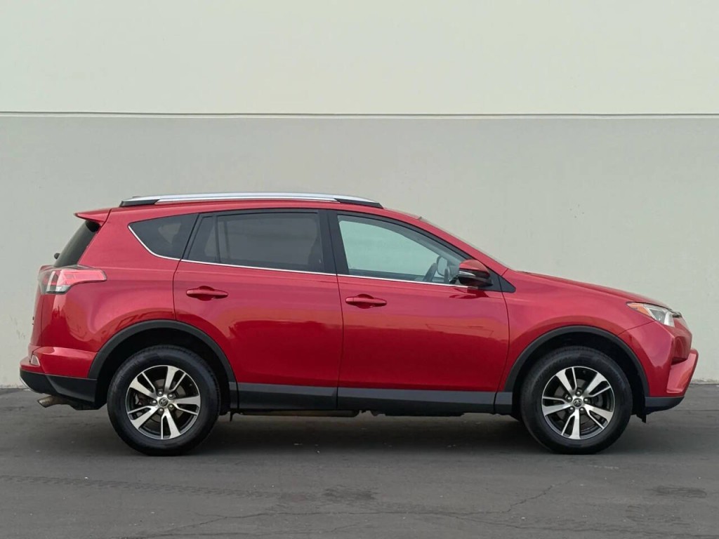 2017 Toyota Rav4 Image 4