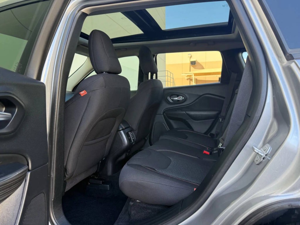 2017 Jeep Cherokee Image 14