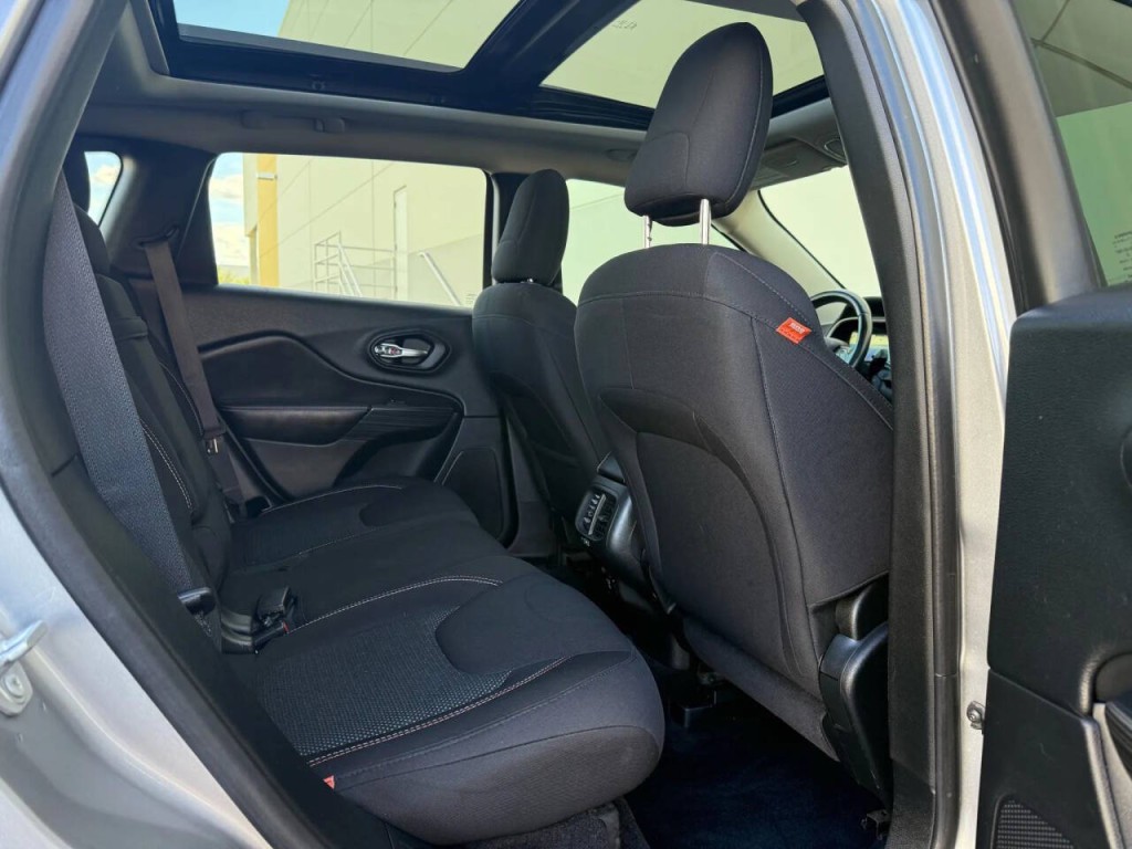 2017 Jeep Cherokee Image 16