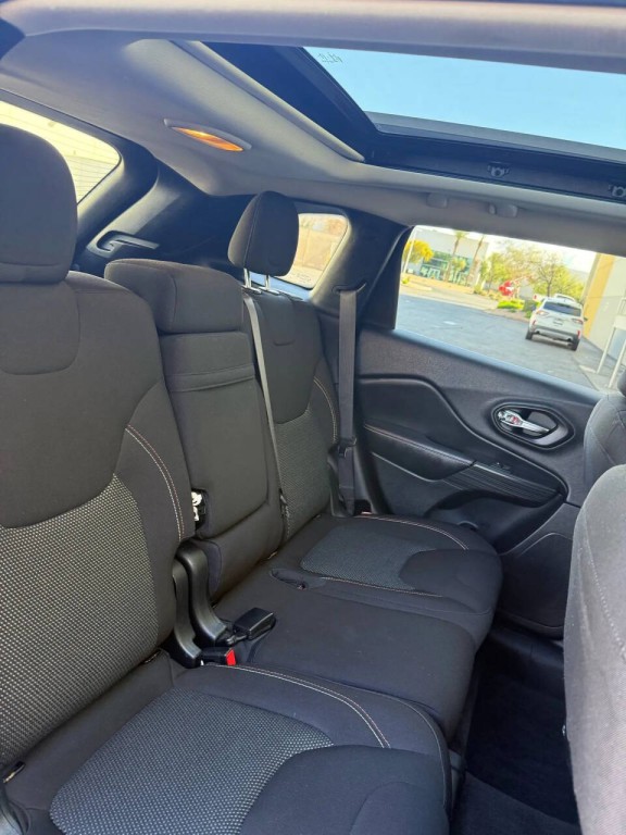 2017 Jeep Cherokee Image 17