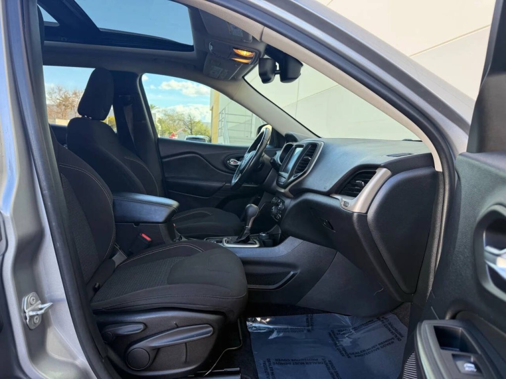 2017 Jeep Cherokee Image 18