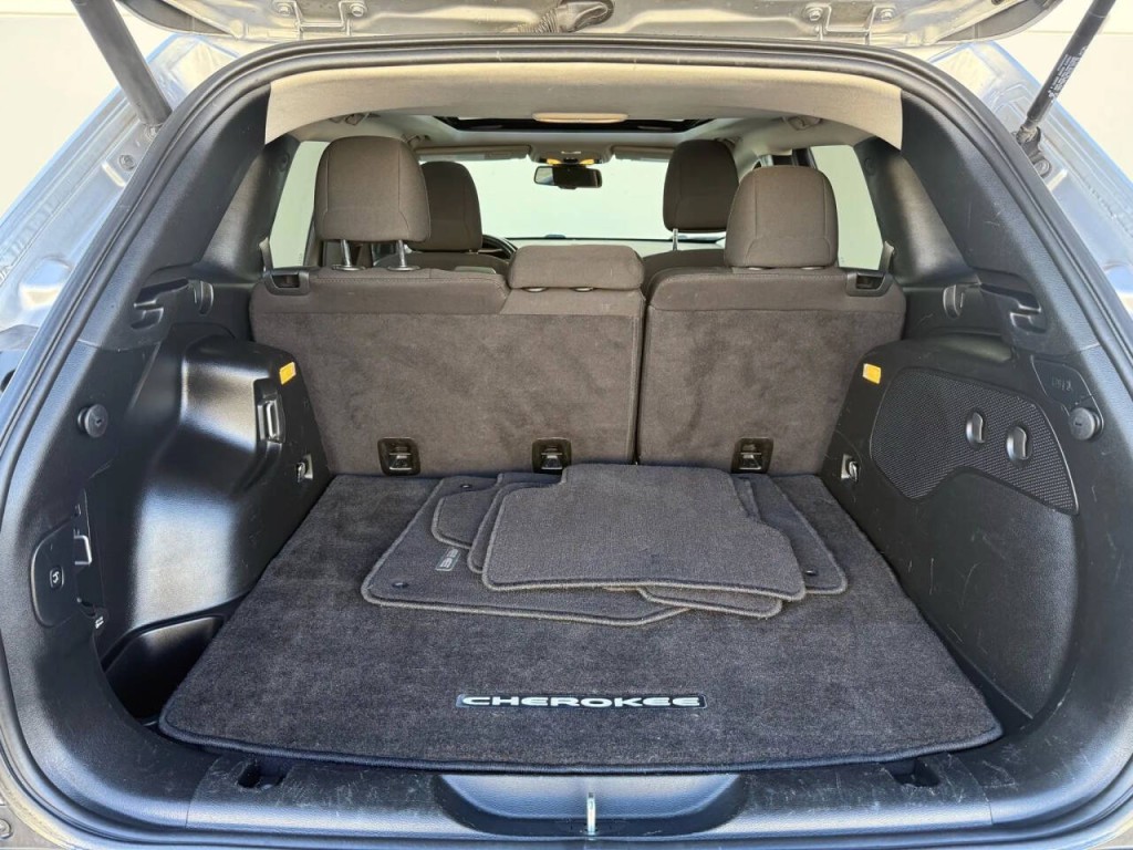 2017 Jeep Cherokee Image 21