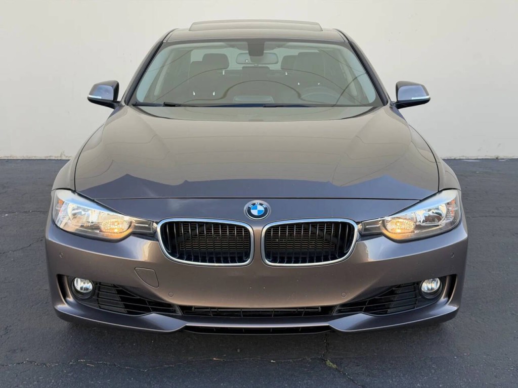 2013 BMW 3 Series Image 2