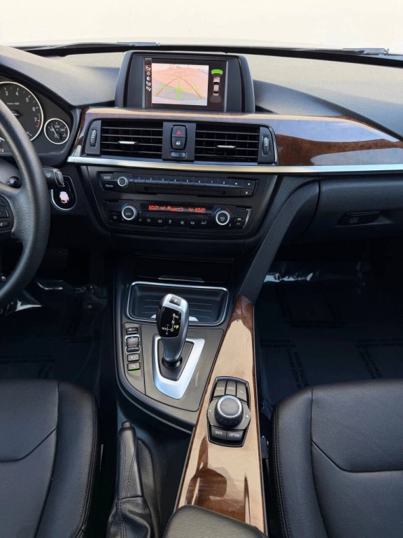 2013 BMW 3 Series Image 12