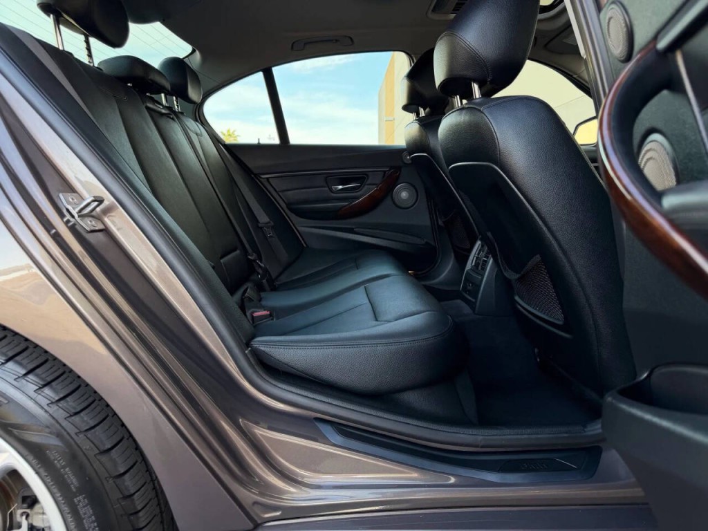 2013 BMW 3 Series Image 15
