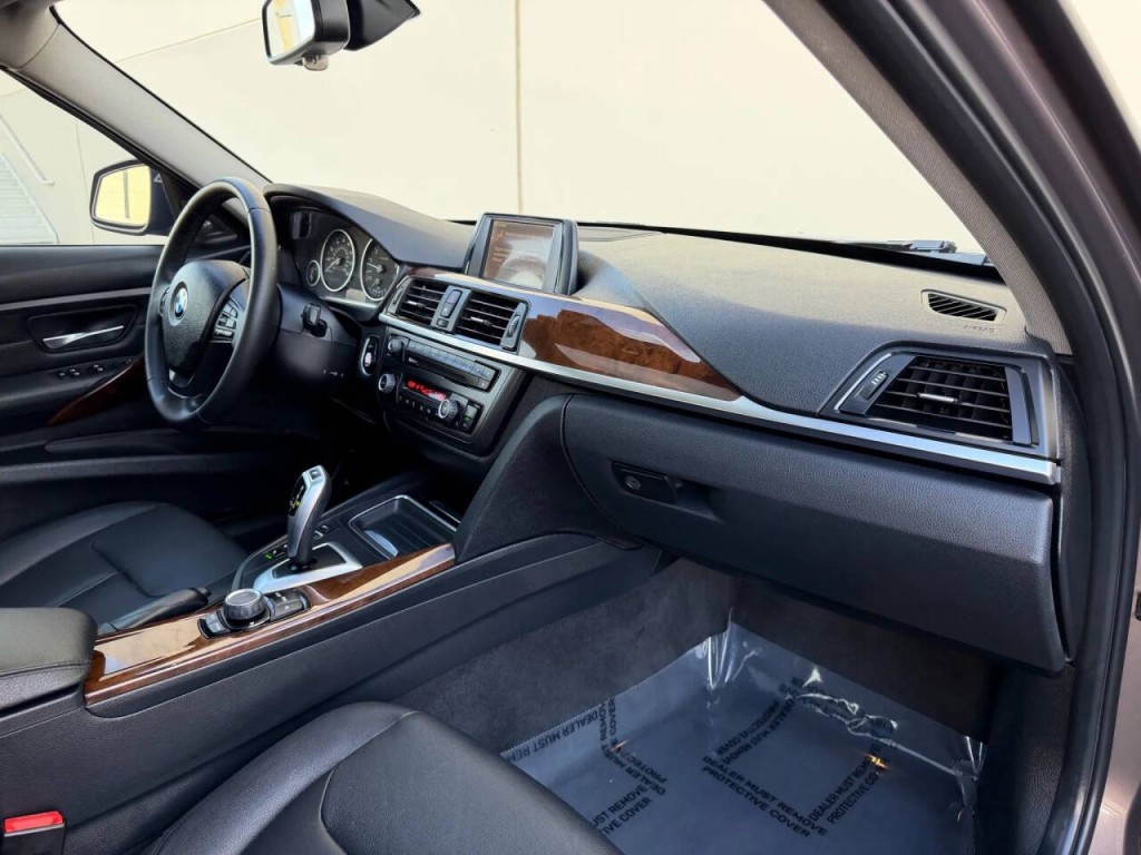 2013 BMW 3 Series Image 16