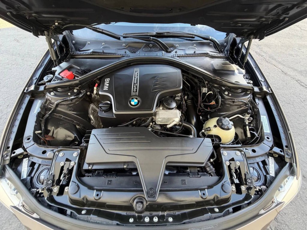 2013 BMW 3 Series Image 21