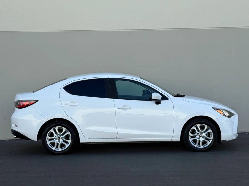 2017 Toyota Yaris Image 4