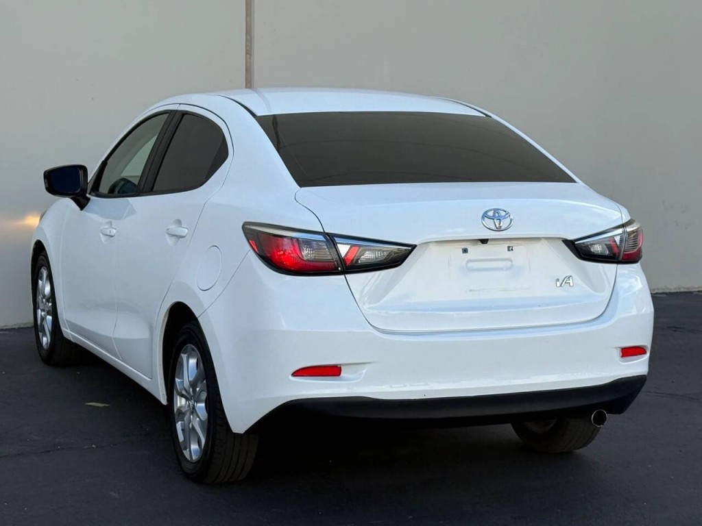 2017 Toyota Yaris Image 6