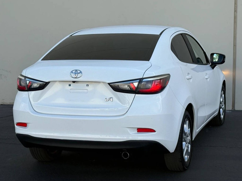2017 Toyota Yaris Image 8