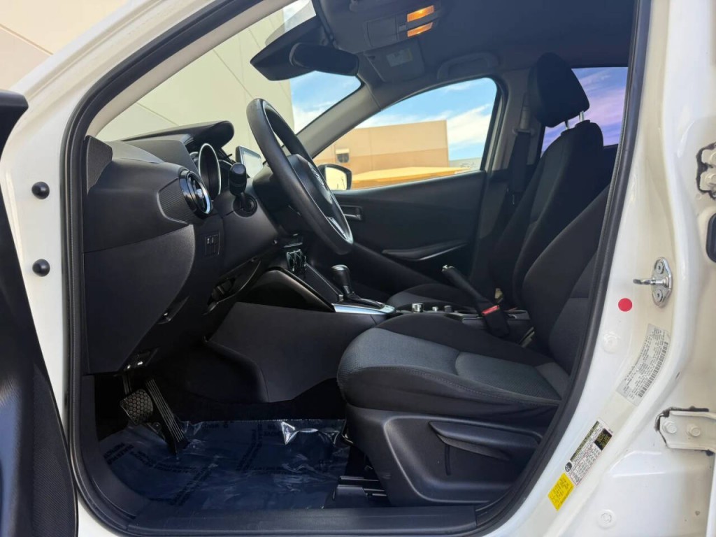 2017 Toyota Yaris Image 9