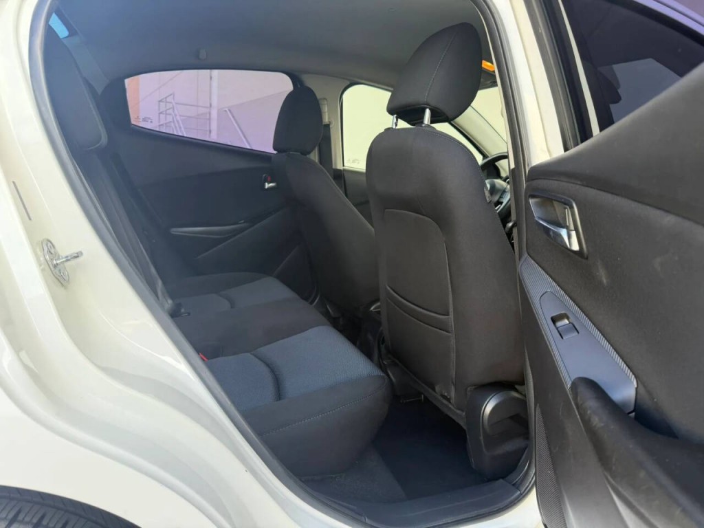 2017 Toyota Yaris Image 16