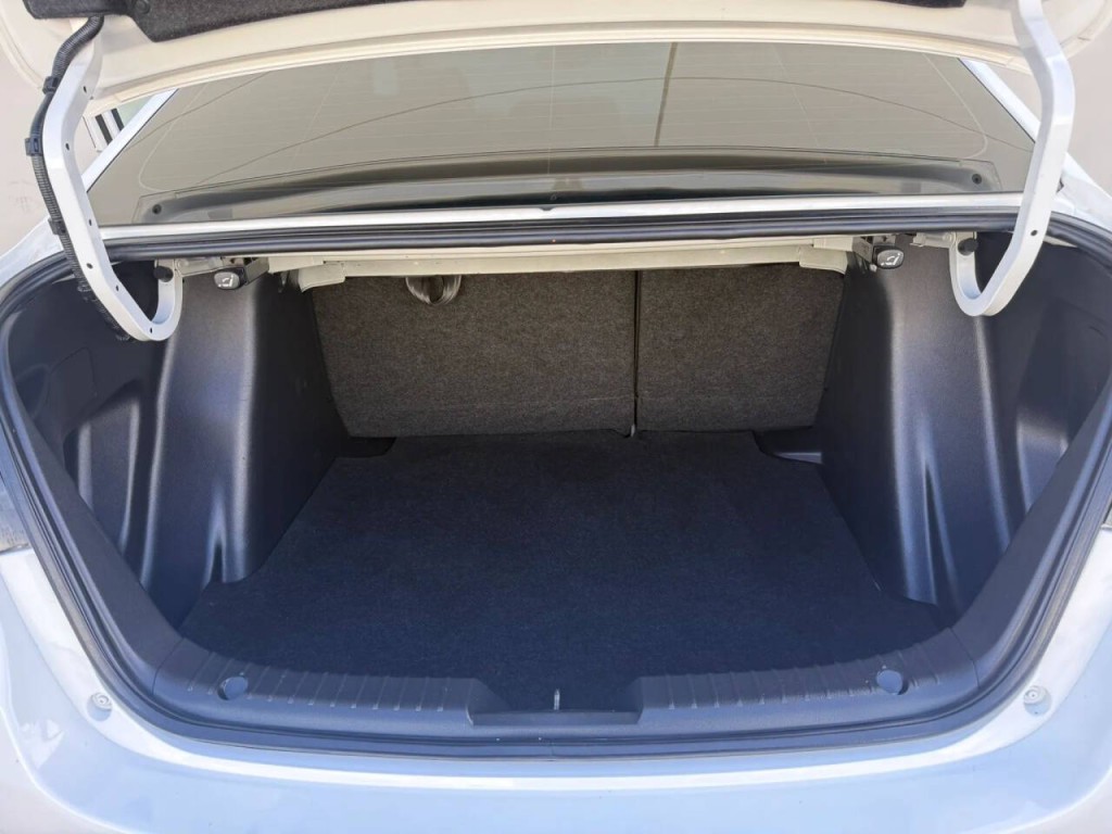 2017 Toyota Yaris Image 21