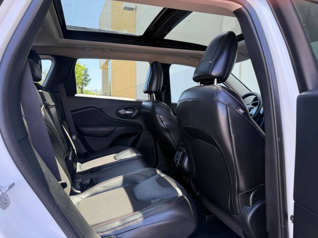 2015 Jeep Cherokee Image 11