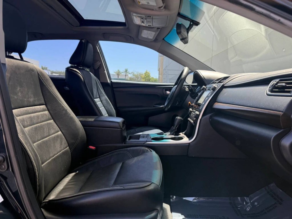 2015 Toyota Camry Image 18