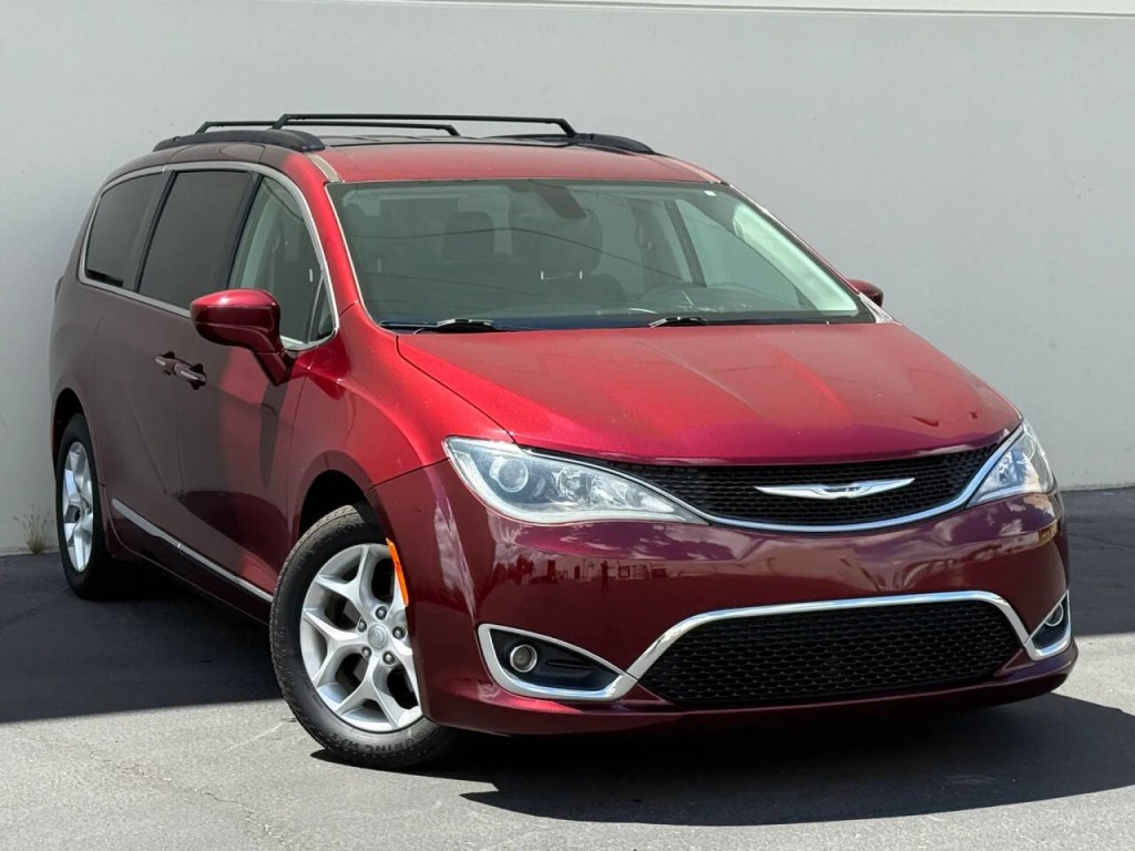 2017 Chrysler Pacifica Image 1