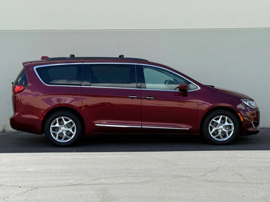 2017 Chrysler Pacifica Image 4
