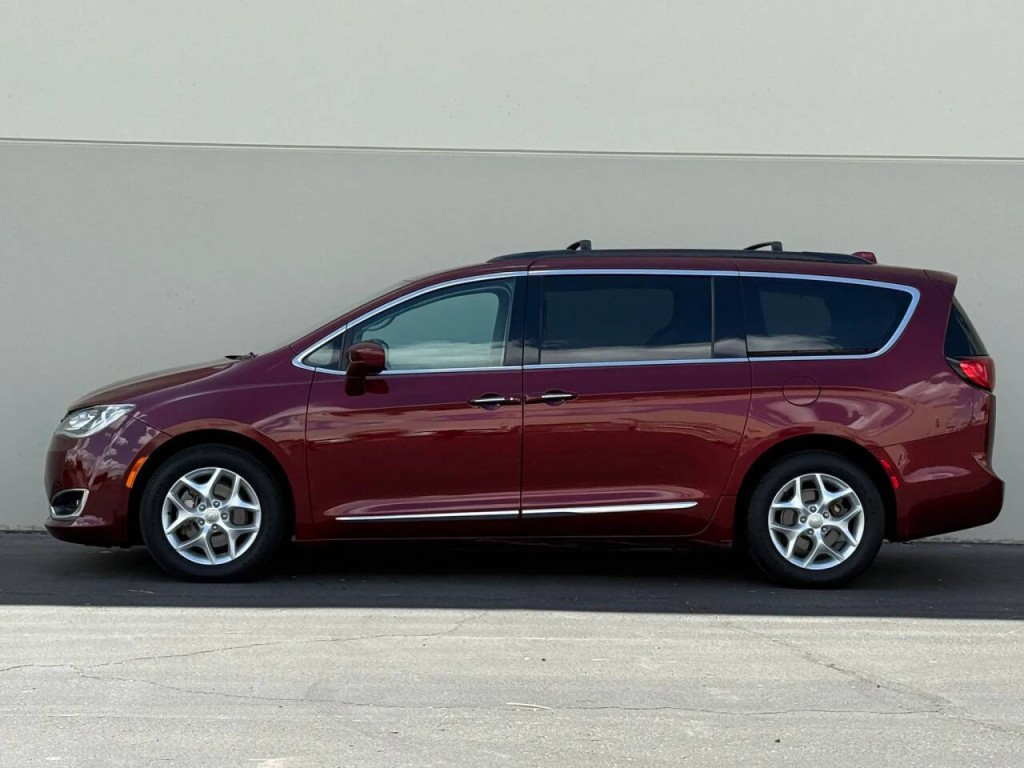 2017 Chrysler Pacifica Image 5
