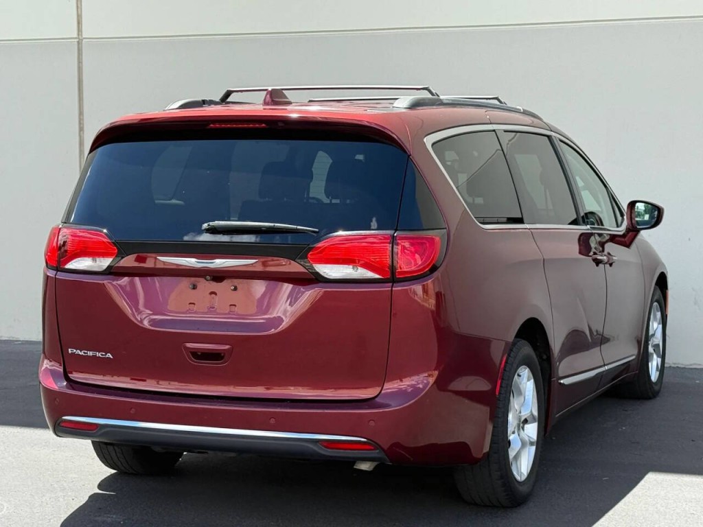 2017 Chrysler Pacifica Image 6
