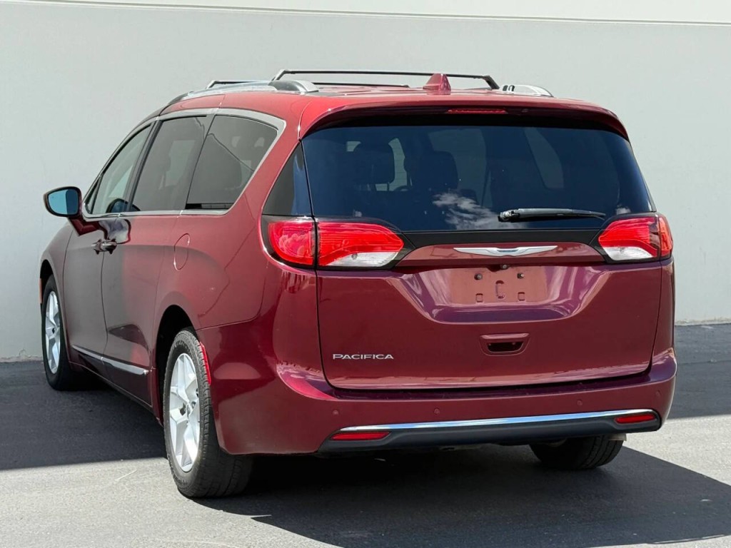 2017 Chrysler Pacifica Image 8
