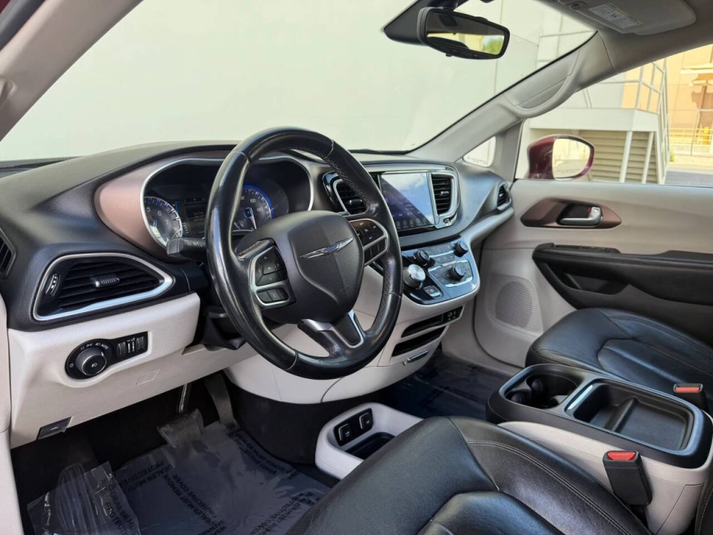 2017 Chrysler Pacifica Image 11