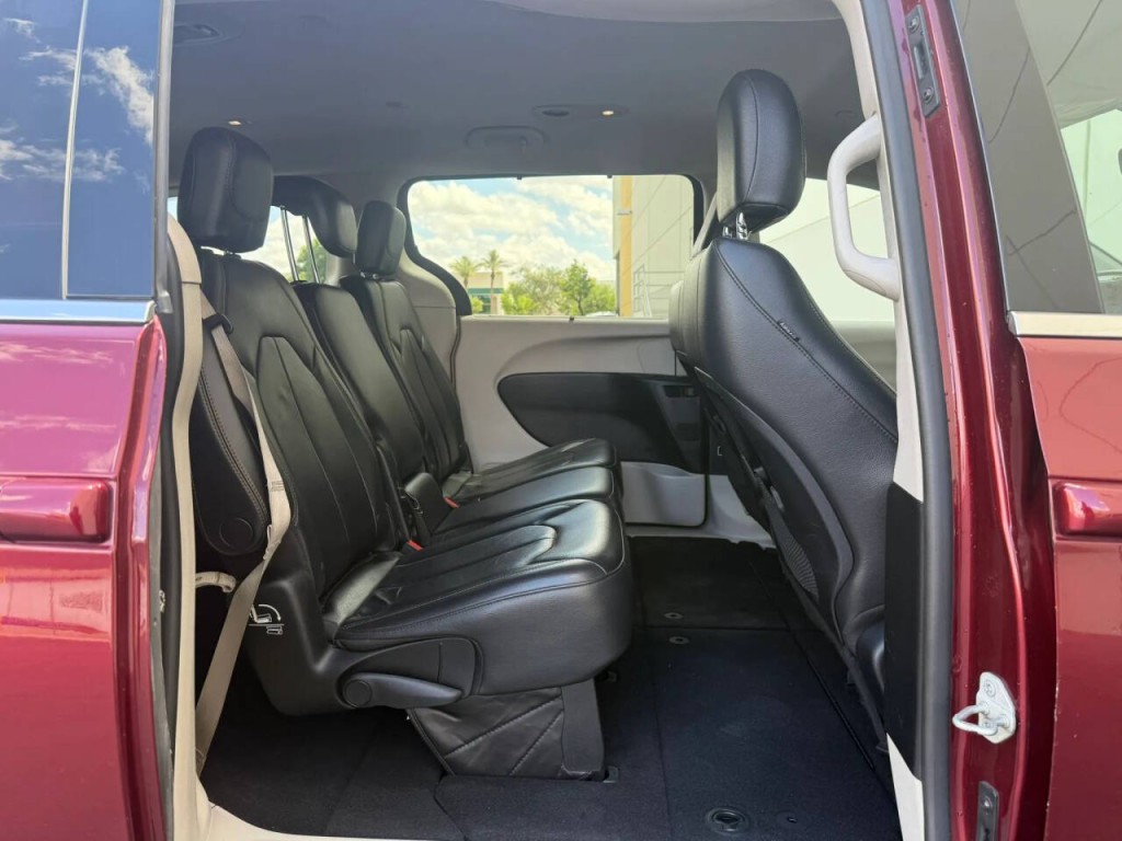 2017 Chrysler Pacifica Image 17