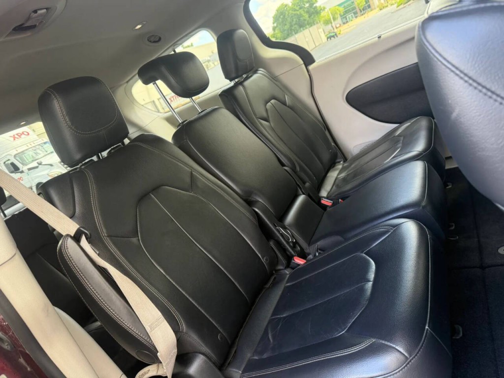 2017 Chrysler Pacifica Image 18