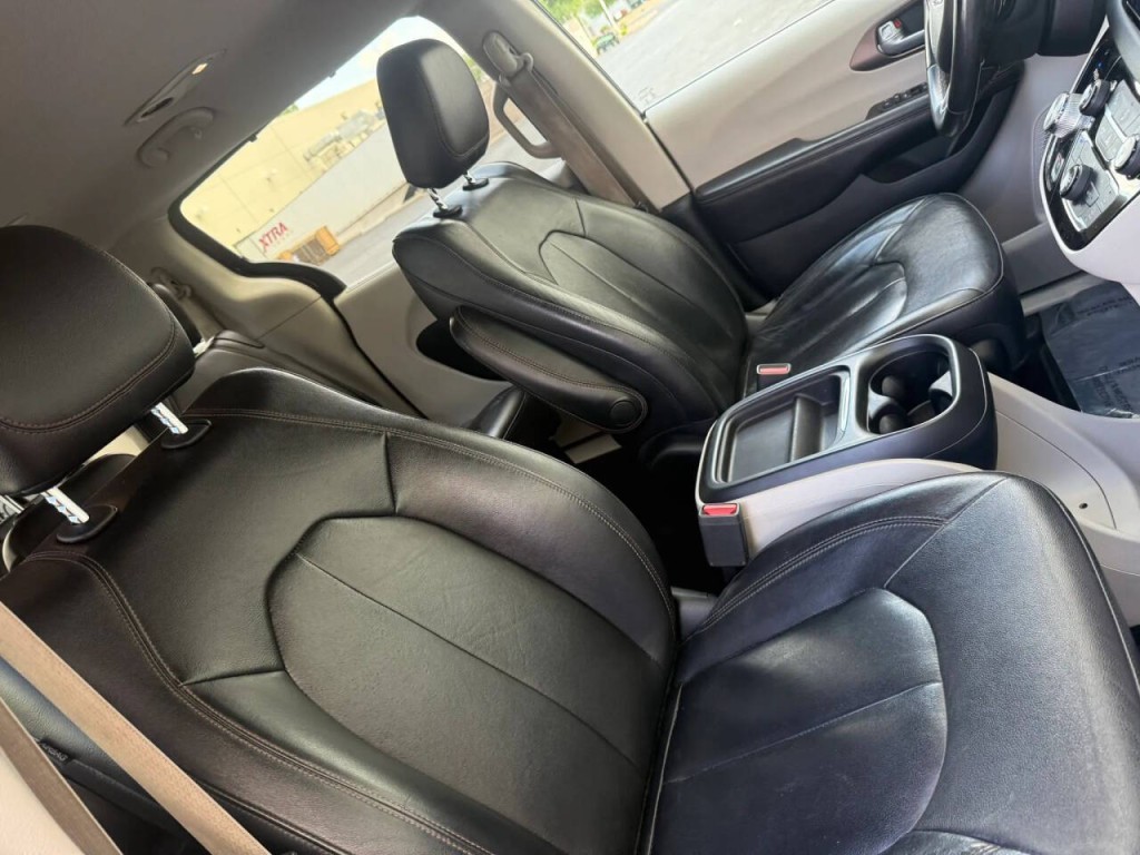 2017 Chrysler Pacifica Image 21