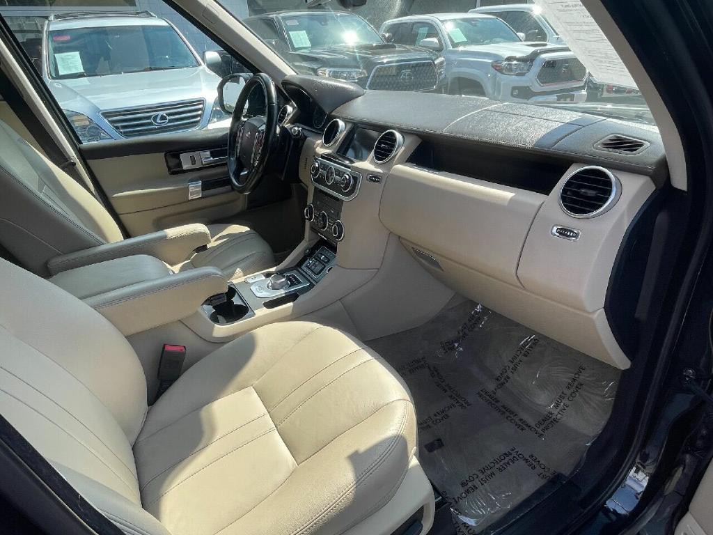 2016 Land Rover LR4 Image 12