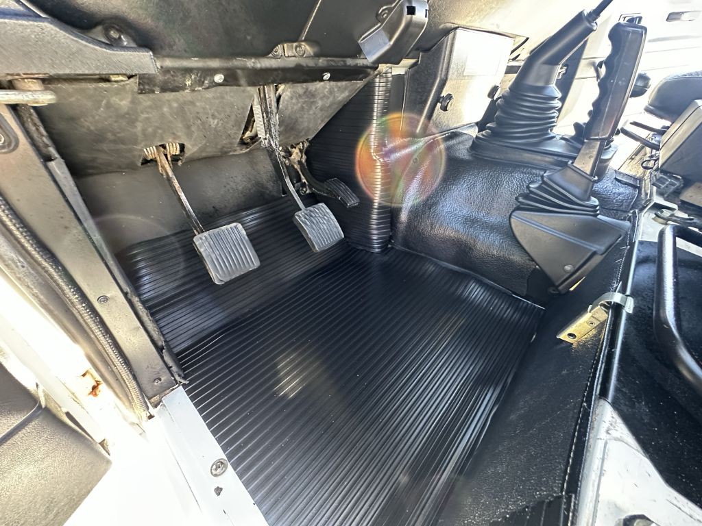 1996 Land Rover Defender Image 18