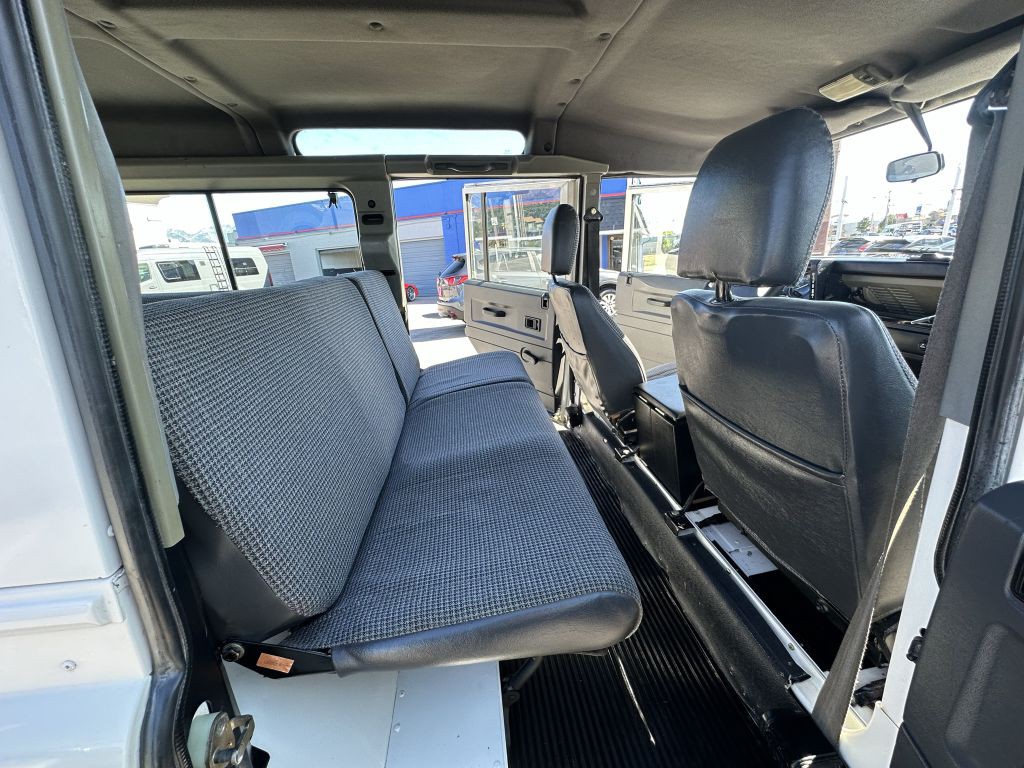 1996 Land Rover Defender Image 31