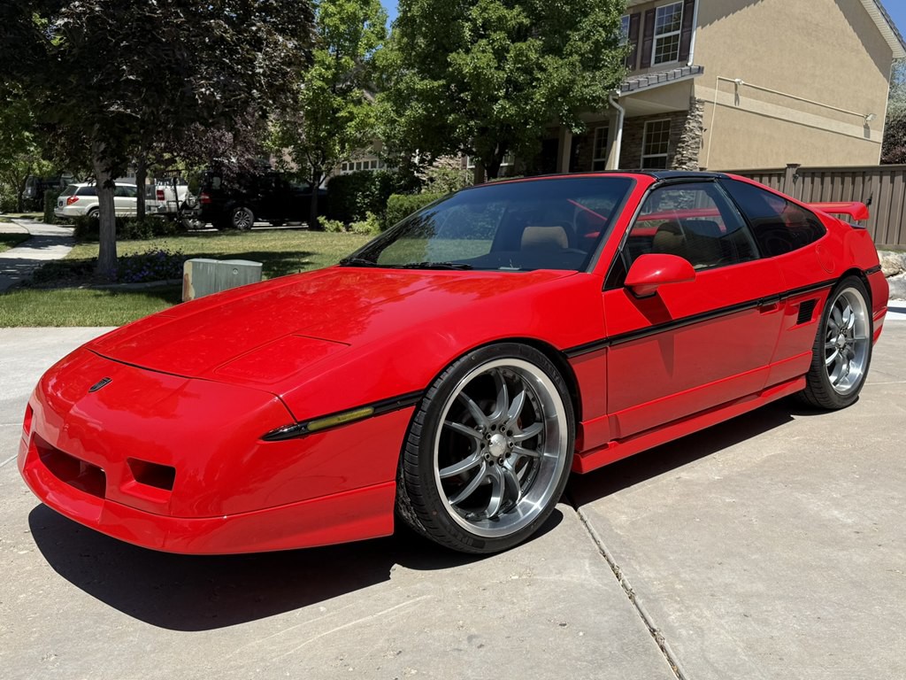 1988 Pontiac Fiero Image 1