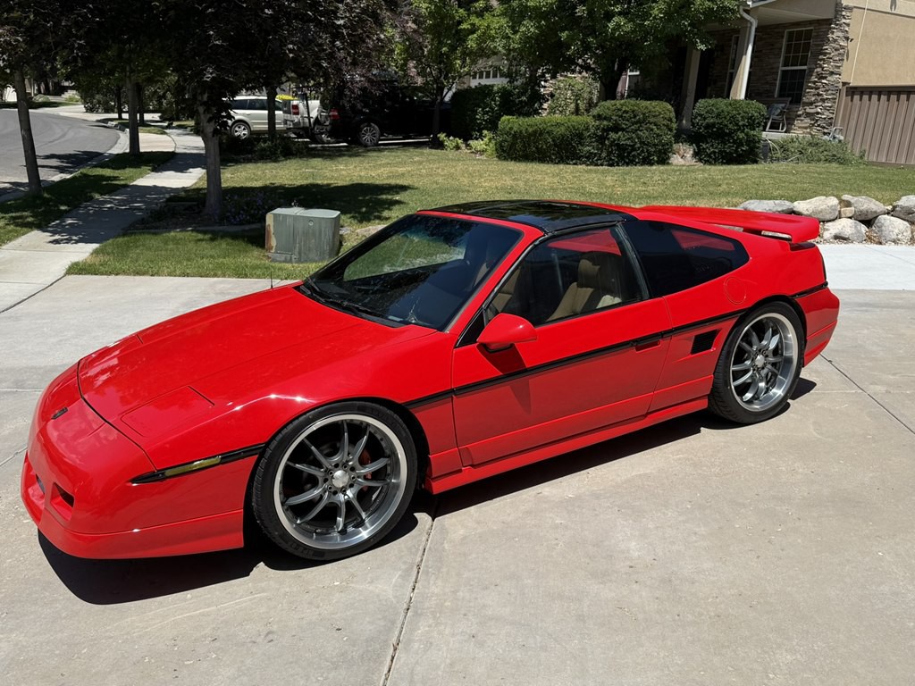 1988 Pontiac Fiero Image 2